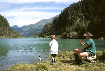 Fischen im Bergsee am Enzingerboden