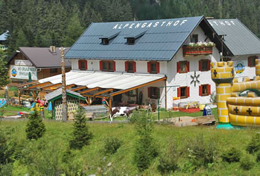 Gasthof Enzingerboden mit großer überdachter Sonnenterrasse