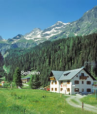 Alpengasthof Enzingerboden -im Hintergrund die Seilbahn-Station