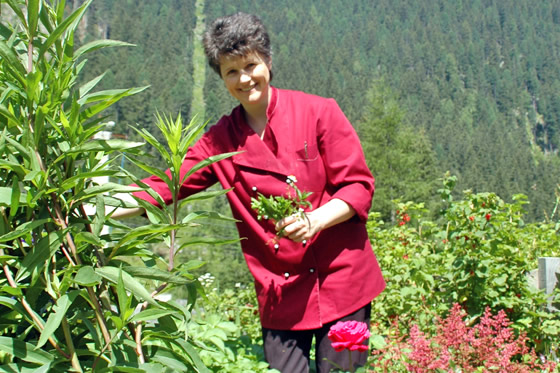 Margreth Vötter beim Sammeln von Naturprodukten