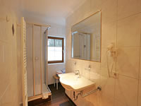 Badezimmer bei Mehrbettzimmer